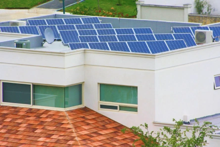 Paneles solares instalados profesionalmente para reducir costos de energía y promover el uso de energías limpias en Guadalajara.