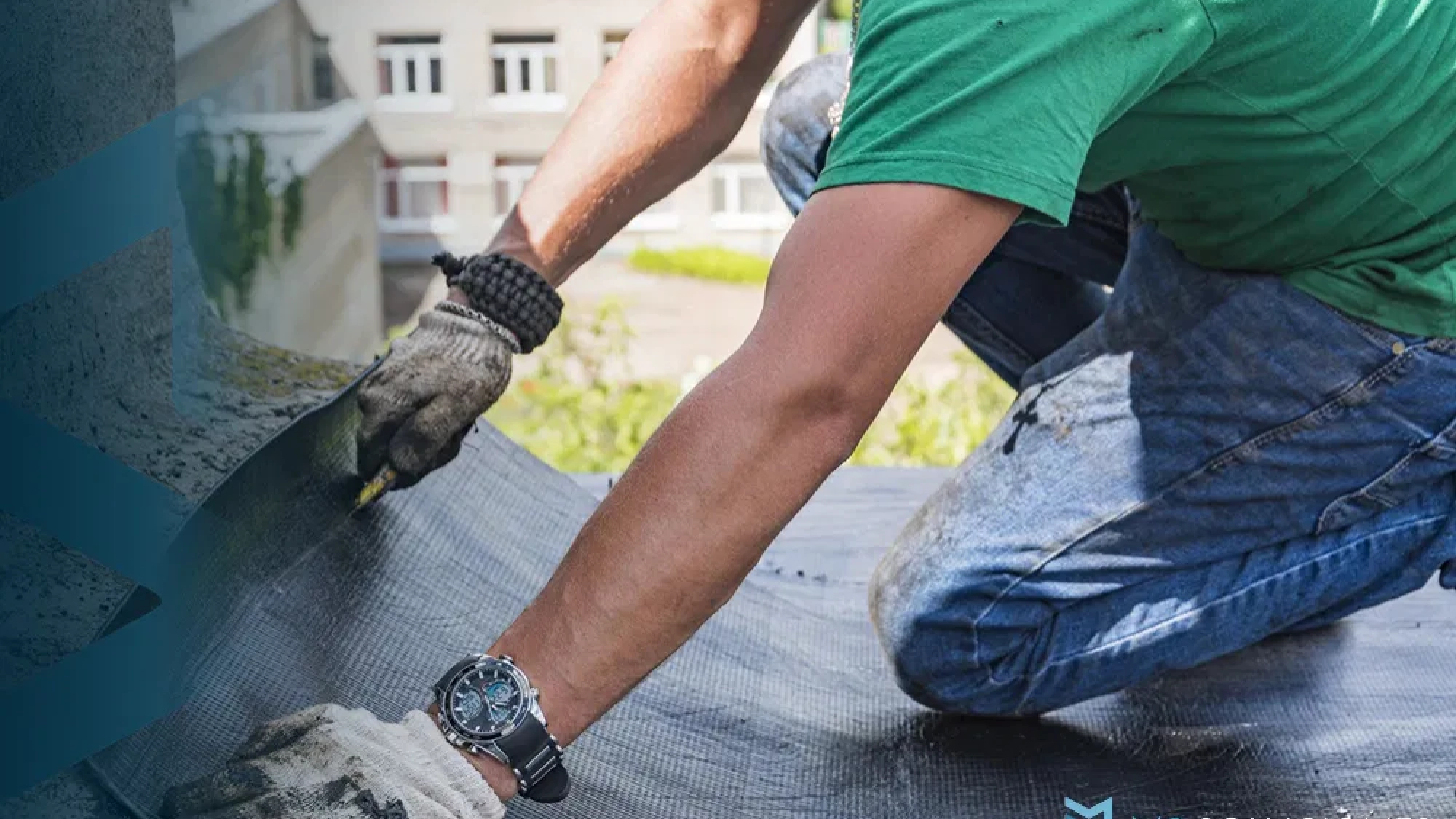 Techo impermeabilizado con rodillo antes de la temporada de lluvias, asegurando protección contra filtraciones y humedad.