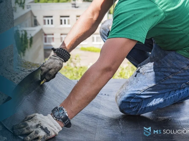 Techo impermeabilizado con rodillo antes de la temporada de lluvias, asegurando protección contra filtraciones y humedad.