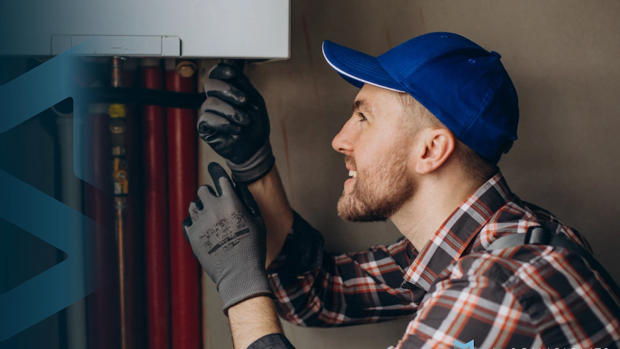 Técnico realizando mantenimiento de aire acondicionado en Guadalajara con MS Soluciones Rápidas.