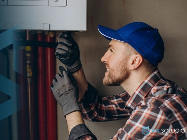 Técnico realizando mantenimiento de aire acondicionado en Guadalajara con MS Soluciones Rápidas.