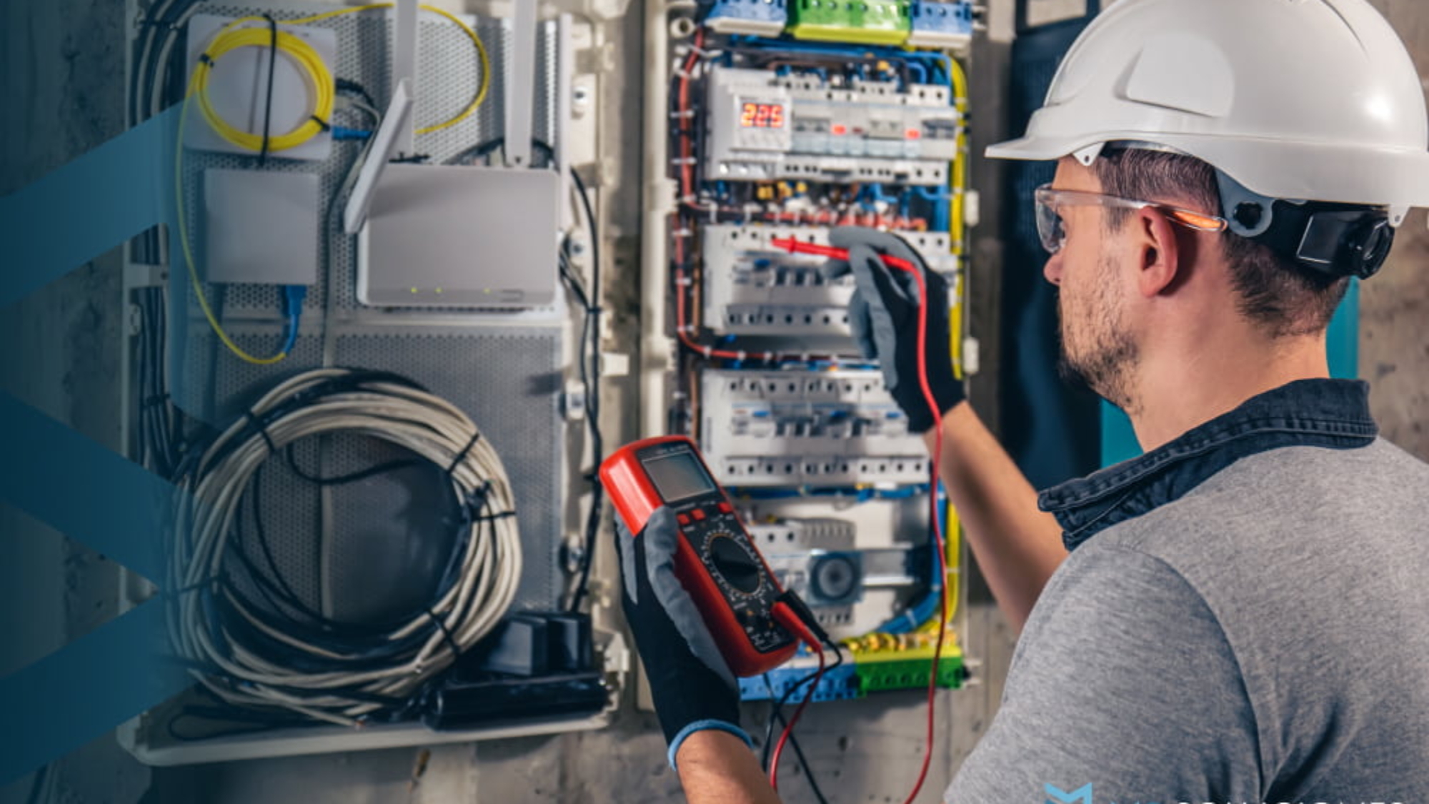Cómo evitar cortocircuitos y fallas eléctricas, técnico instalador en una revisión de instalación eléctrica para evitar cortocircuitos.