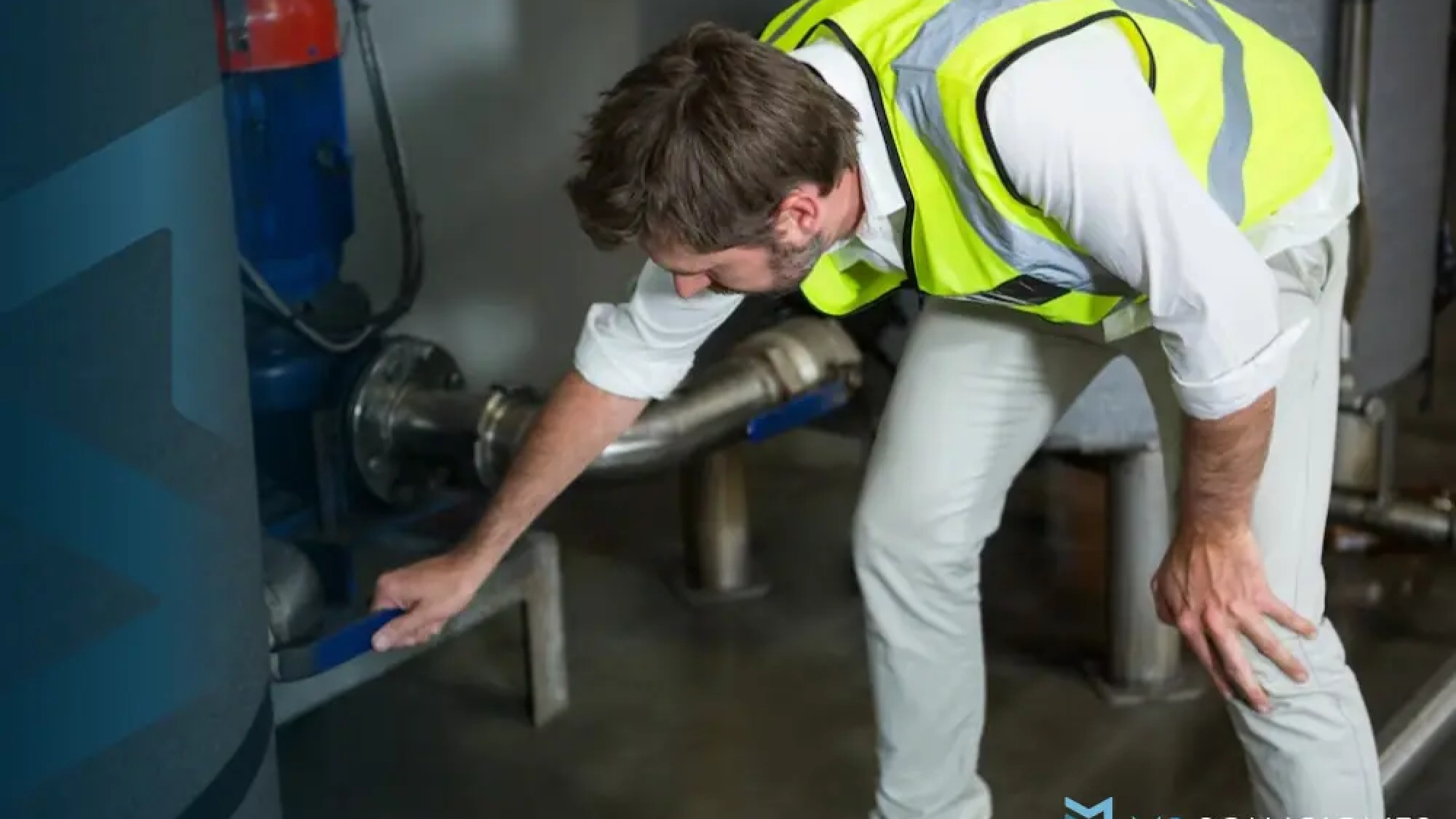 Proceso de limpieza de una cisterna de agua.