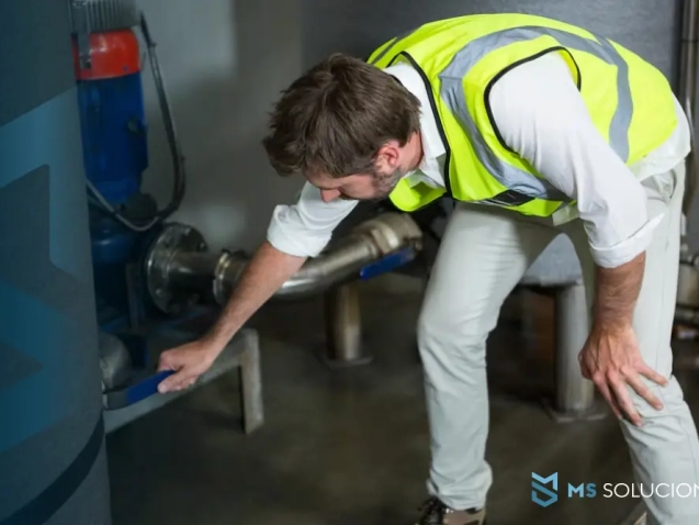 Proceso de limpieza de una cisterna de agua.