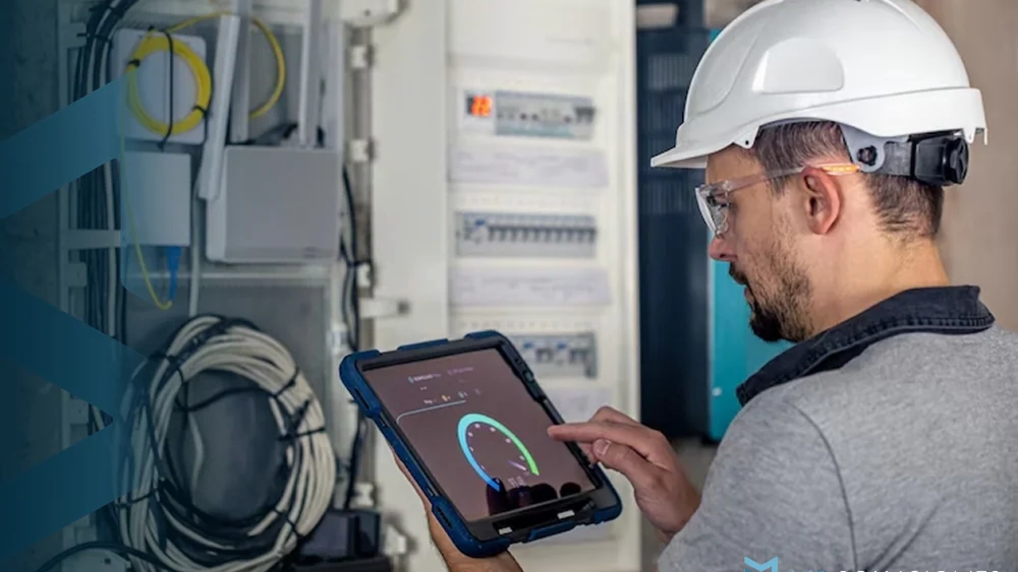 Técnico realizando auditoría eléctrica en industria de Guadalajara