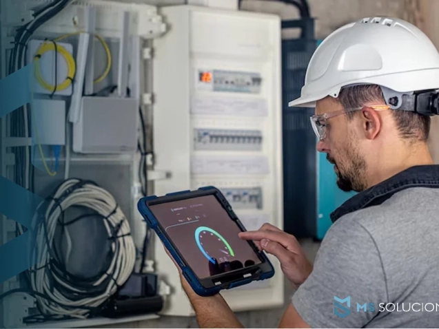 Técnico realizando auditoría eléctrica en industria de Guadalajara