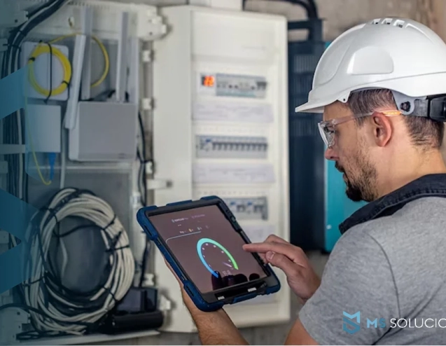 Técnico realizando auditoría eléctrica en industria de Guadalajara